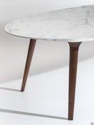 Detail of the top with variable thicknesses and tilted legs in canaletto walnut solid wood