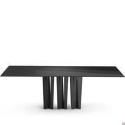 Front view of the fixed Echo table with central base. Rectangular table top in glossy black glass. Central base in Charcoal-finish painted metal.