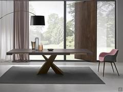 Trevor In the version with an extendable rectangular top made of wood-effect melamine