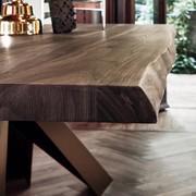 Close-up of the table top with natural edges in solid wood - Big Table by Bonaldo