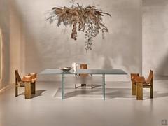 Theatrical proportions and ethereal lines for the all-transparent Jared table made of extra-clear fired glass