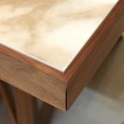 Zeta dining room table in wood - detail of the top in ceramic with Calacatta gold LAMINAM glass effect 