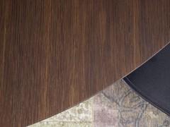 Detail of the wooden top made of heat-treated oak, an ideal match for a dark colour with grey tones as the table in the photo