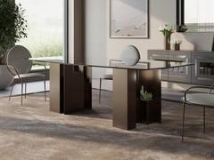 Table with built-in vases Zentrum all about bronze hues, used for both the beveled glass barrel top and the metal bases that coordinate with the structure of the Blank chairs