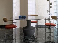 Anfora round table with quartz resin anthracite base and Carnic Grey marble top