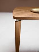 The legs are made with a delicate flaring, eco the finish of the top