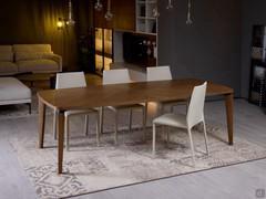 Nelia wooden table with Corinne leather chairs. The table is available in both fixed and extendable versions, with a central retractable extension leaf