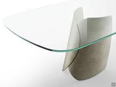 Akeyo table with shaped glass top where the special design of the base can be appreciated