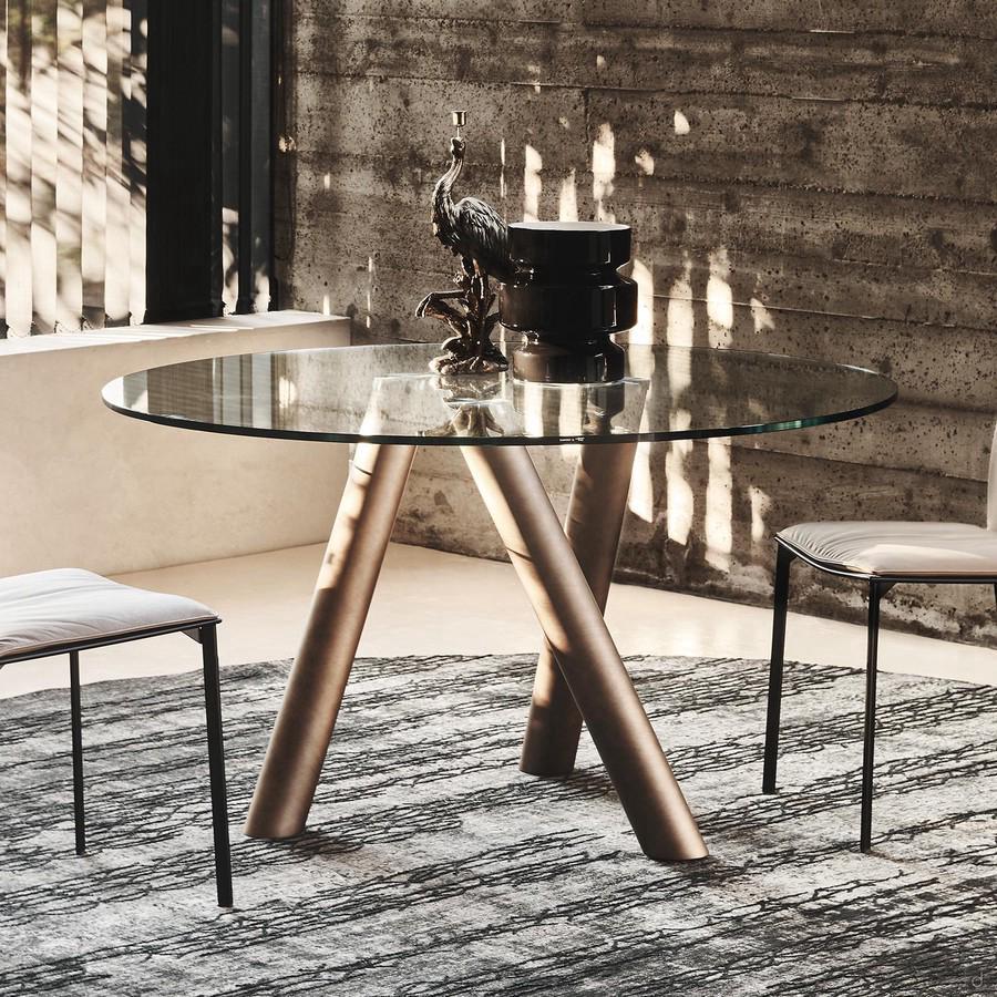 Table with tilted legs Ray by Cattelan