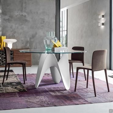 Gaya glass table with modern base in matt white Tecnoril®