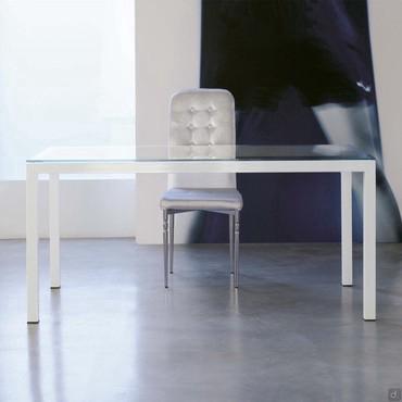 Self everyday custom table with an extra-clear glass top and a glossy white painted steel structure