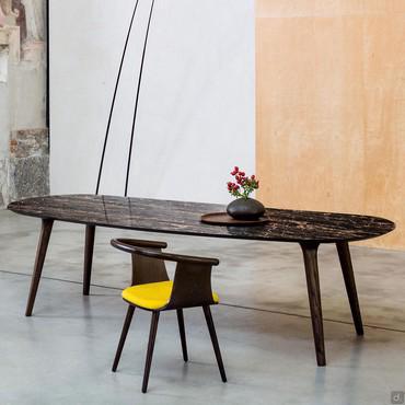 Leander dining table with 4 legs in solid wood