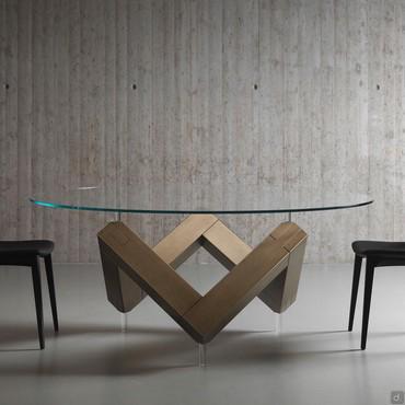 Even round table with sculptural base