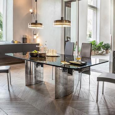 Manhattan table with shaped steel legs