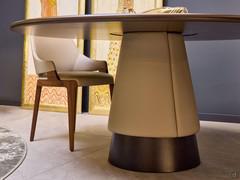 In this image we can appreciate the combination of materials and coverings between the Hamide table and the Vence chairs: the Lord leather upholstery of the base is the same as that of the chairs. We can also see the edge and the lacquered under-top to ma