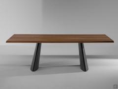 The table in the rectangular version with an American walnut top. The base is in supreme anthracite