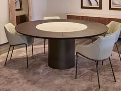 Hidalgo table in the round wooden version with central base, combined with Gladys chairs