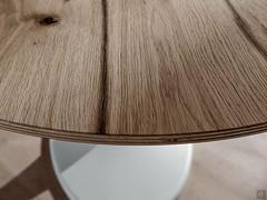 Detail of the wooden top in antique oak, with exposed birch plywood along the edges