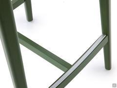 Detail of the 4-leg wooden frame with footrest 