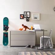 Cleveland chest of drawers with structure-matching groove, with desk from the same collection