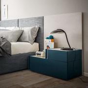 Cleveland two-tone bedside table: composed by a free-standing element and one standing on top.