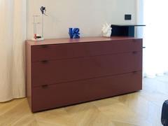 Three-drawer dresser with contrasting midnight blue lacquered open element