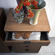 Detail of the drawers with side panels in Lino grey gypsum melamine.