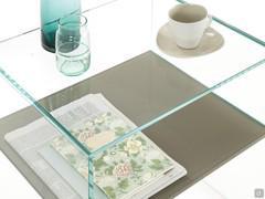 Detail of the extra-clear nightstand, in tempered glass