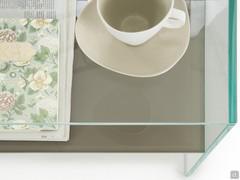 Detail of the extra-clear glass with shelf in 7006 beige grey back lacquer