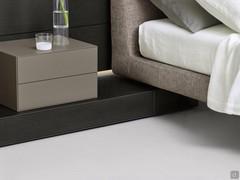 The feet on side of the headboard are replaced by a cylindrical support placed 30 cm inside the side edge of the bed