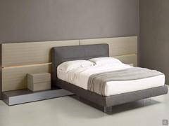 California platform combined with upholstered Idaho bed with transparent metal feet