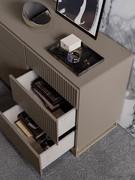 Fronts with delicate groove delineating the slats - drawer interior with textured finish