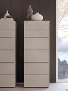 Elegant pair of matte lacquered weeklies with hidden feet cm h.1.7 