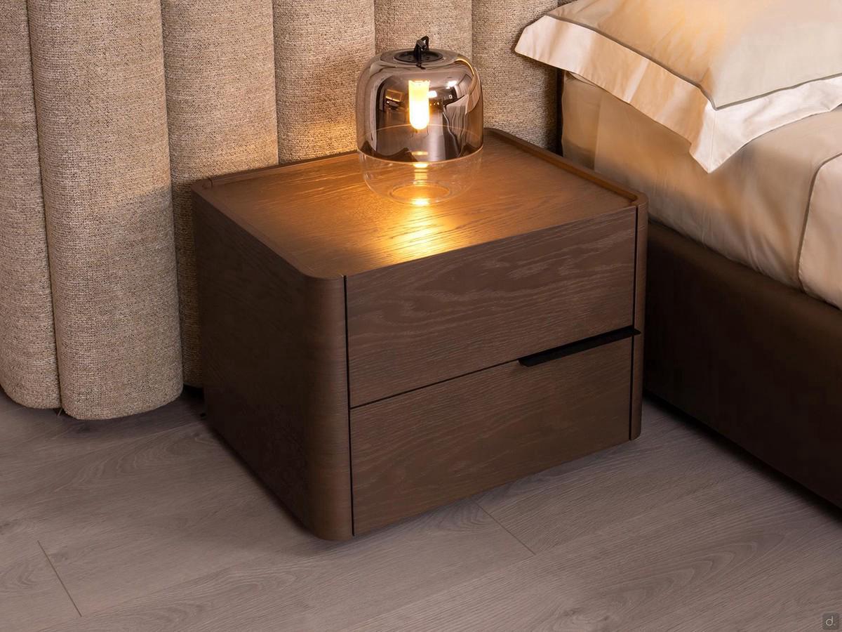 Libra bedside table with a curved structure and lacquered metal handle