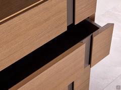 Detail of the contrasting lacquered vertical groove, a special feature of the Montana bed group in all its variations (bedside table, chest of drawers or weekly table)