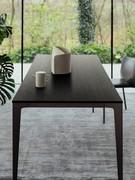 Elegant style thanks to the dark shades of the coal oak top and structure in painted metal Moka Shine