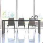 The lacquered or melamine extensions make it ideal to host your guests and your family for a delicious dinner together