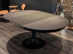 Elio extending round table in ceramic Fokos Piombo. Matt lacquered extension leaves