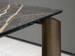 Details of the top in ceramic glass, delicately combined with the geometric lines of the metal legs