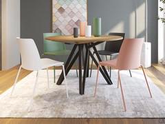 Station round table placed in the middle of a living characterised by pastel tones. The several finishes available between melamine and ceramics allow for numerous chromatic combinations with the surroundings.