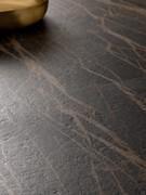 Detail of the bush-hammered effect on the Laminam Noir Desir ceramic top