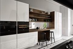 Mirror kitchen composition Six 11 with built-in appliance columns and tranché wood veneer snack top