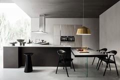 Kitchen island Six 06: in the foreground the peninsula table, in the background the built-in appliance columns