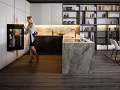 Elegant kitchen with wine cellar integrated into the columns