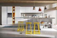 Front view of the matte white kitchen without handles Six 10: the snack peninsula stands out in the foreground and the appliance and pantry columns with a contrasting open element at the bottom