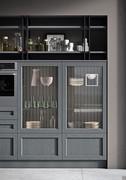 The pantry half-columns are embellished with retina-effect glass doors in perfect retro style