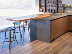 Bar table integrated in the kitchen peninsula