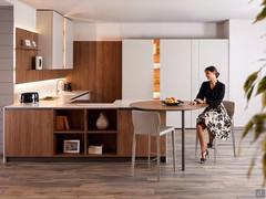 Two-tone kitchen with taupe matte lacquer and natural walnut wood-effect melamine