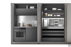 Example kitchen configuration with retractable recessed doors. Column with oven, cooktop, sink, hood and dish drainer + column with pull-out top, drawers, shelves and back panel equipped with accessories.