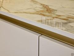 Top in Dekton Awake, 2 cm thick. 